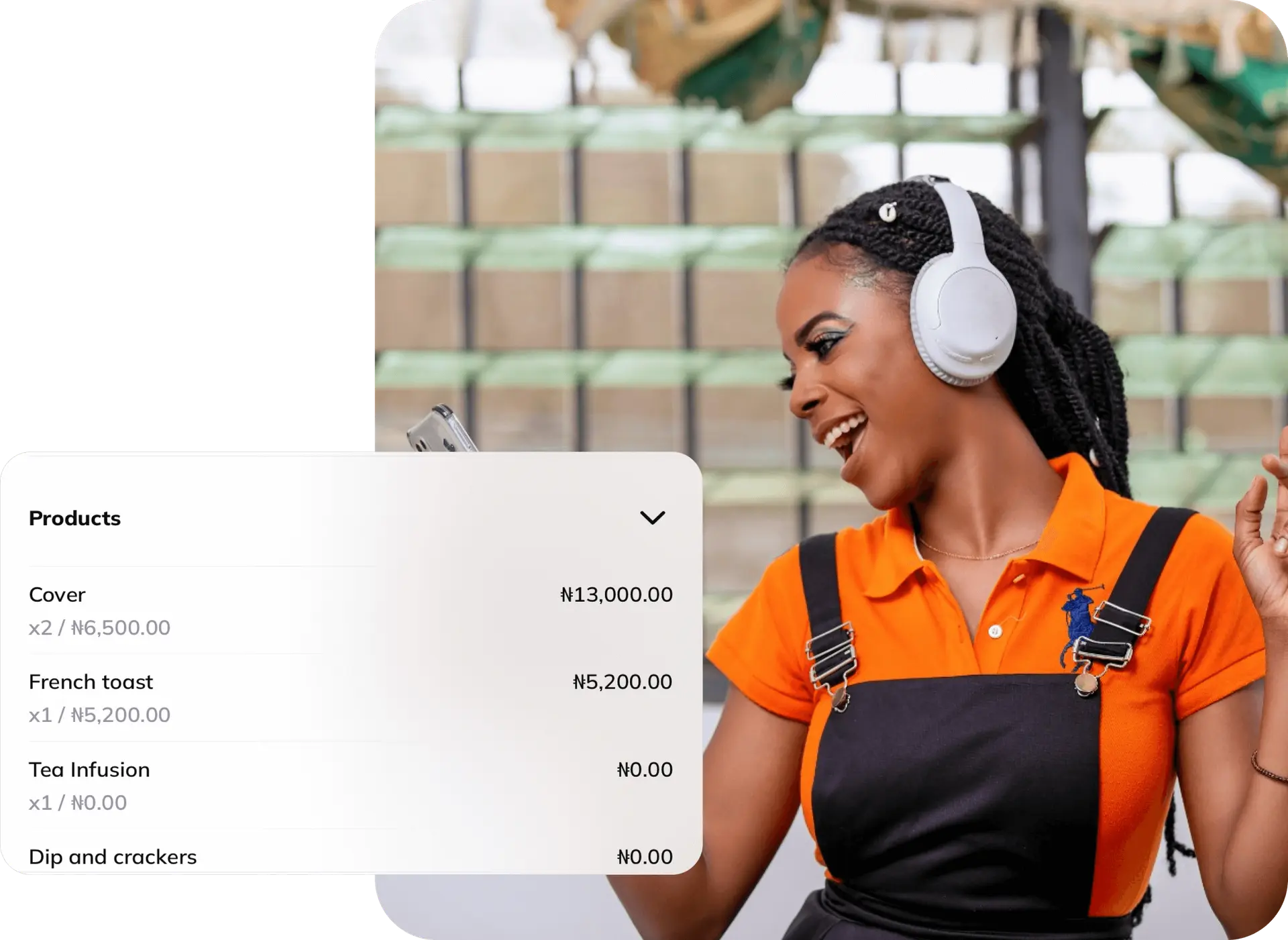 imagem de uma mulher sorrindo com seu telefone e fones de ouvido
